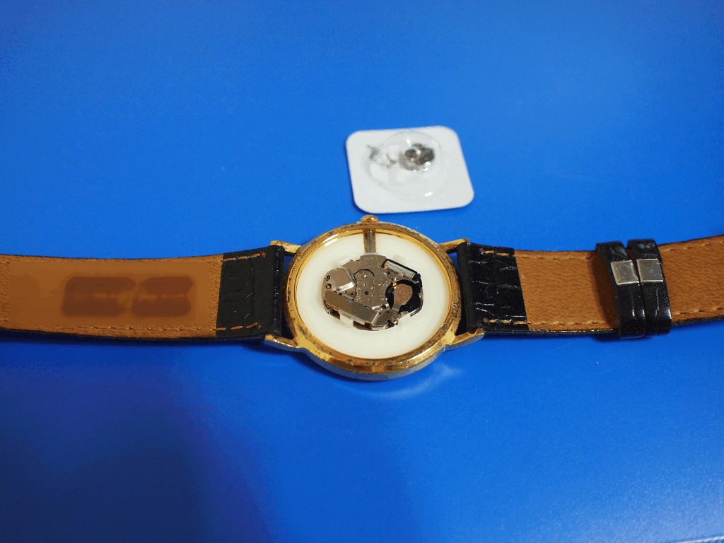 아날로그 손목시계 약, 수은 건전지를 직접 갈아 보다