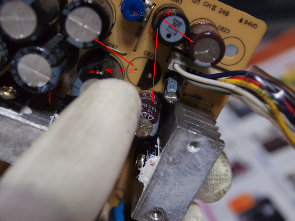 컴퓨터 Lcd모니터 전원이 한참 후에 전원이 켜짐 증상, 분해하여 직접 수리를 해보다