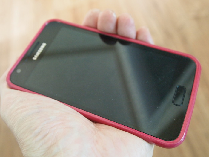 길거리에서 주은 스마트폰을 우체국에 보내다