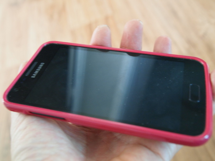 길거리에서 주은 스마트폰을 우체국에 보내다