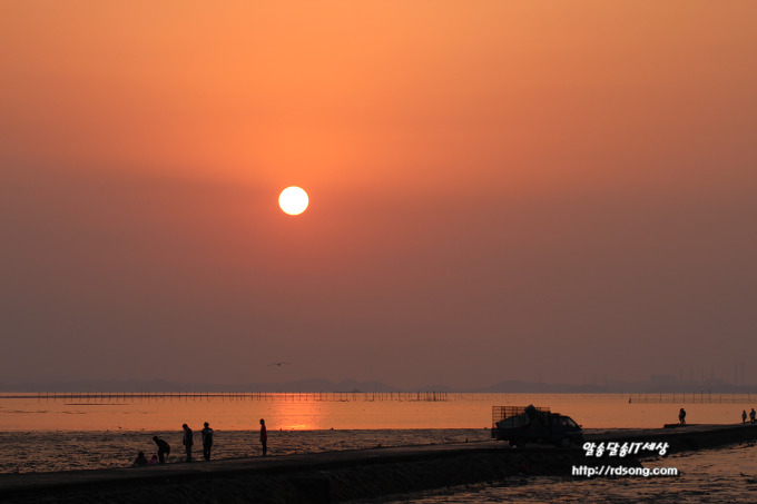 화옹방조제 일몰 풍경 사진 &#8211; 해가 저무는 군 [캐논 650D]