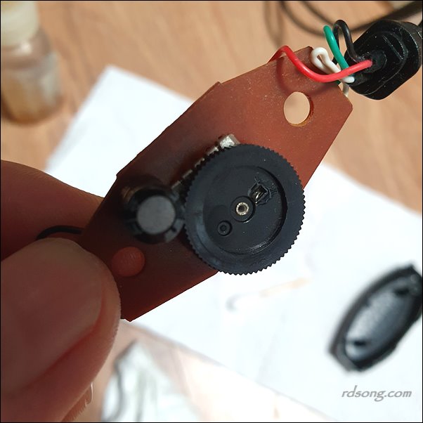 볼륨 다이얼 돌릴때 조절 할때 지지직 잡음 소리 나서 Bw100 대신 Wd40 오일 뿌렸더니